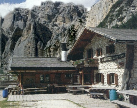 Il rifugio Scotoni con le pareti meridionali delle Conturines